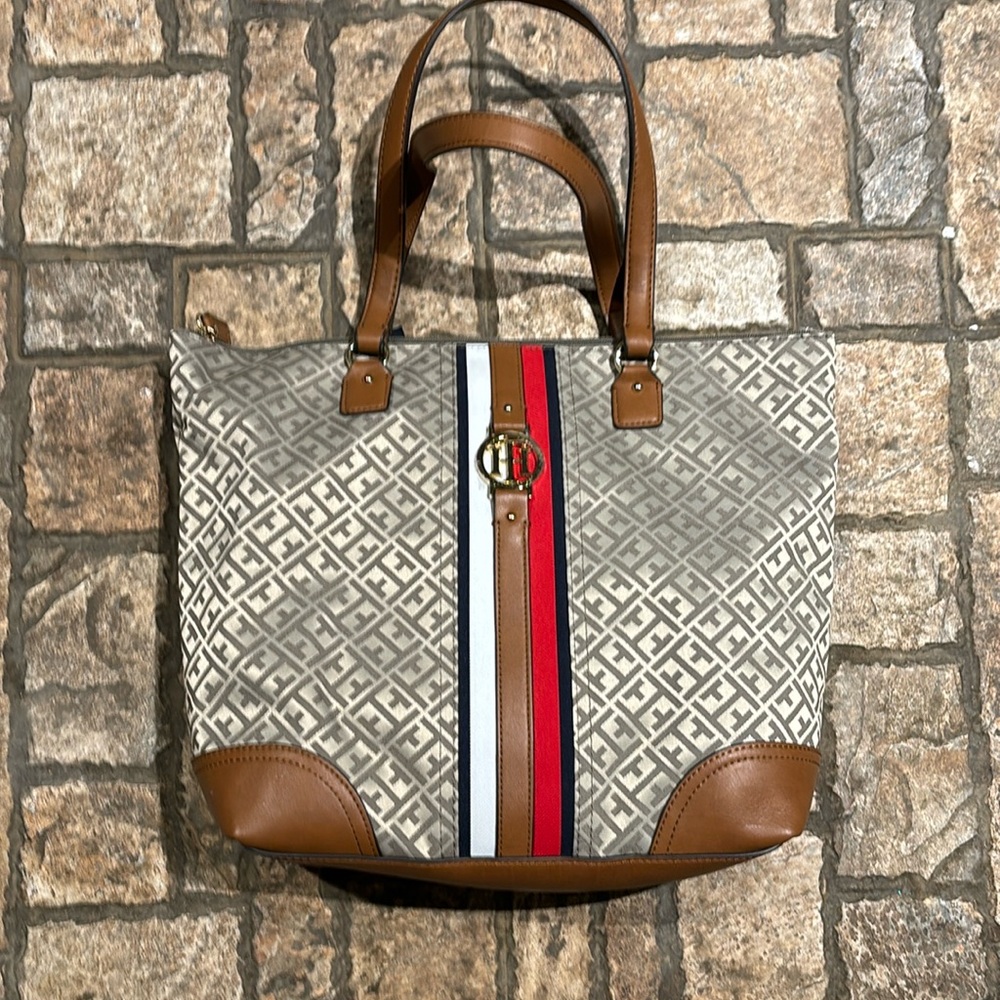 NWT Tommy Hilfiger TH Logo Purse